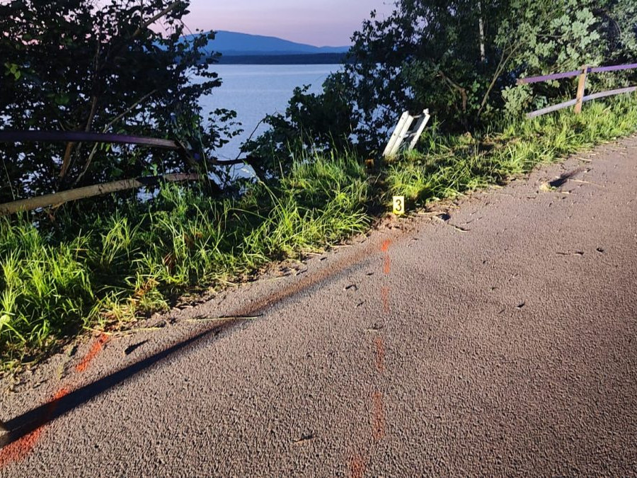 Mladý šofér za priehradným múrom nezvládol riadenie.