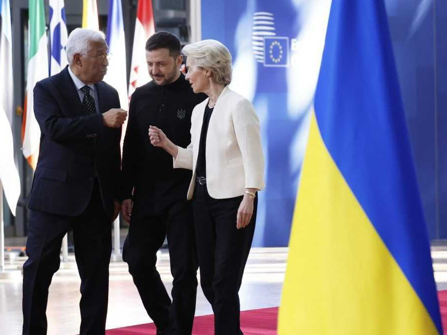 Predsedníčka Európskej komisie Ursula von der Leyenová, ukrajinský prezident Volodymyr Zelenskyj a predseda Európskej rady António Costa.