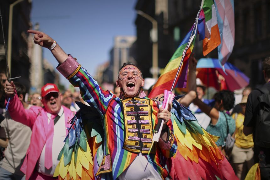 Na snÃƒÂ­mke Pride v BudapeÃ…Â¡ti.