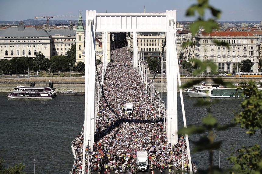 Na dúhový pochod v Budapešti prišlo napriek Orbánovmu zákazu rekordných takmer 200-tisíc ľudí