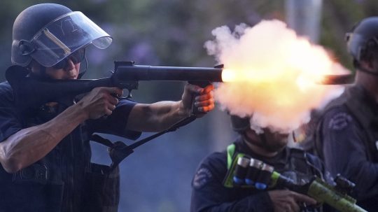 policajt v Los Angeles strieľa zo zbrane