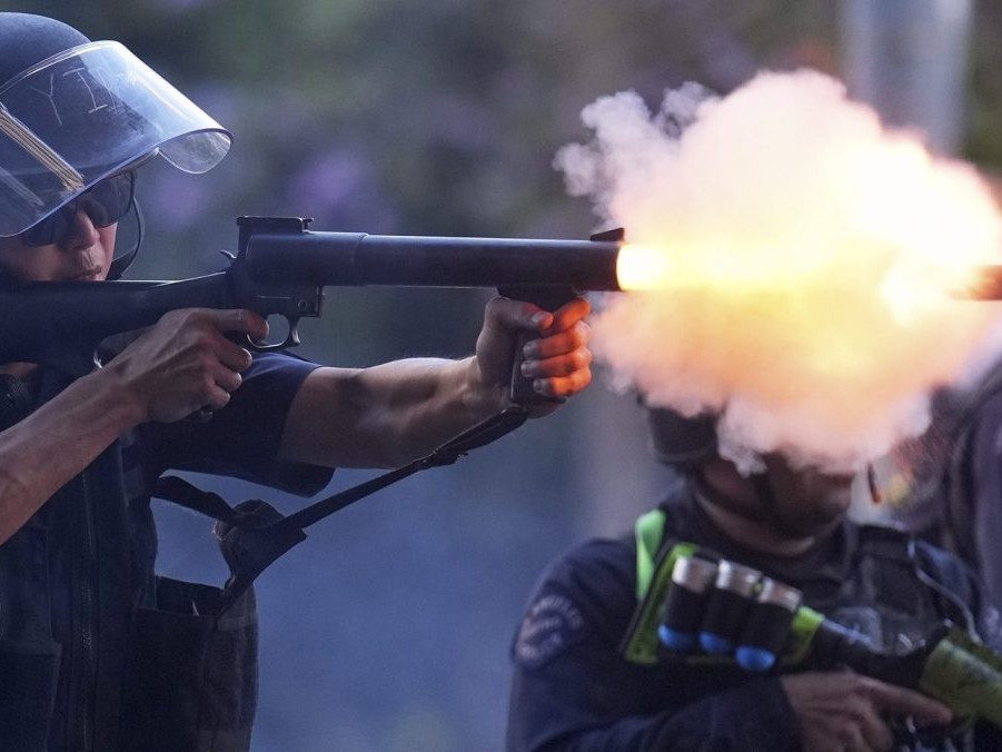 policajt v Los Angeles strieľa zo zbrane