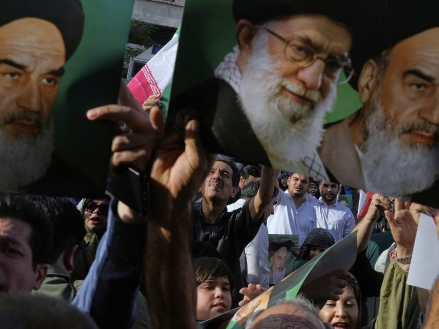 demonštranti v Iráne