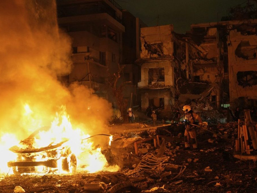 Irán tretiu noc po sebe v odvete zaútočil raketami na Izrael, hlásia obete aj zranených