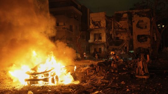 Irán tretiu noc po sebe v odvete zaútočil raketami na Izrael, hlásia obete aj zranených