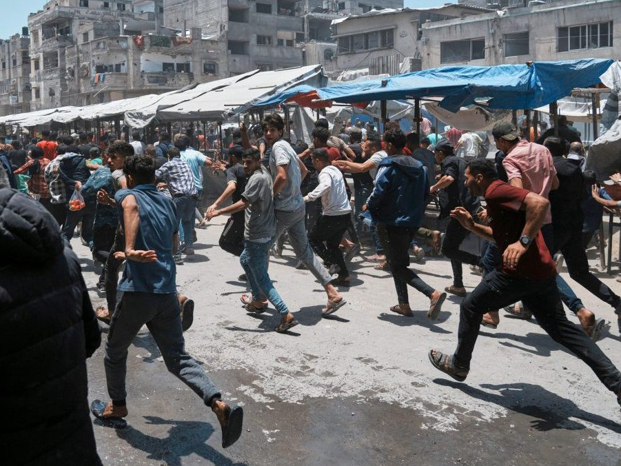 Palestínčania utekajú po izraelskom leteckom útoku na mesto Gaza.