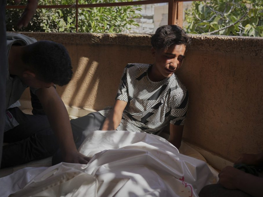 Palestínčania smútia pri tele zabitého muža.