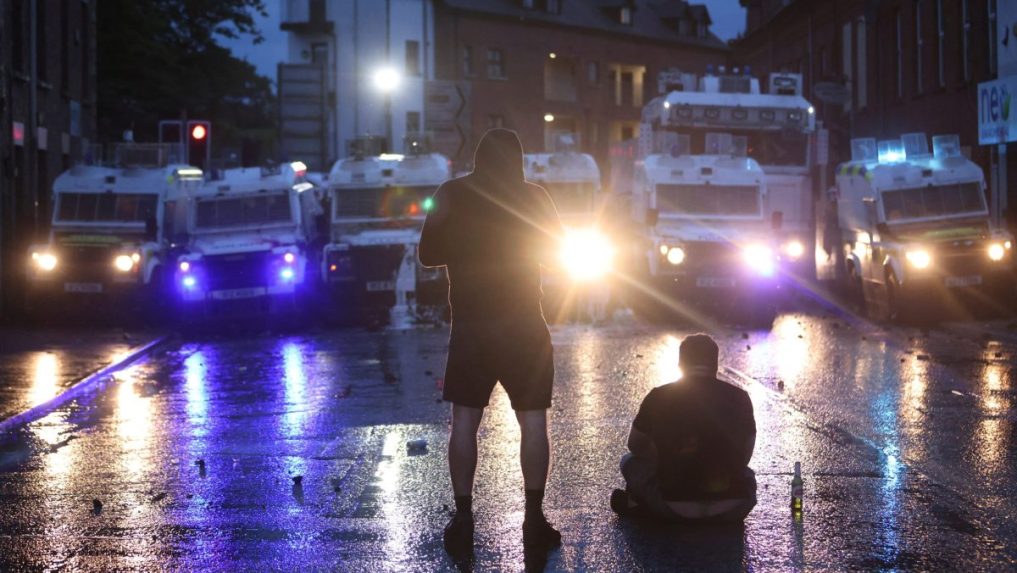 ProtestujÃƒÂºci Ã„Â¾udia pred zÃƒÂ¡stupom policajnÃƒÂ½ch ÃƒÂ¡ut.