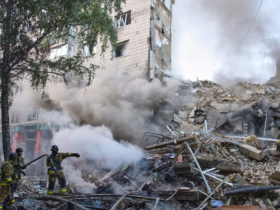 zničený obytný dom v Kyjeve