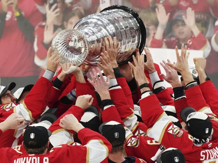 Hráči Floridy dvíhajú nad hlavu Stanleyho pohár.