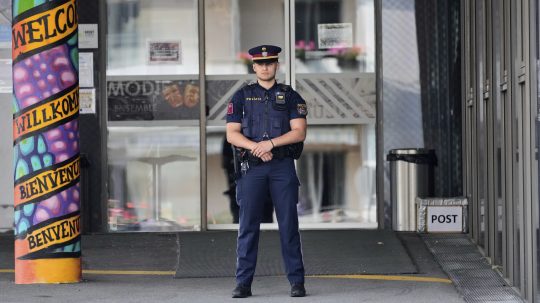 Na snímke policajt stráži vchod do budovy strednej školy deň po streľbe.