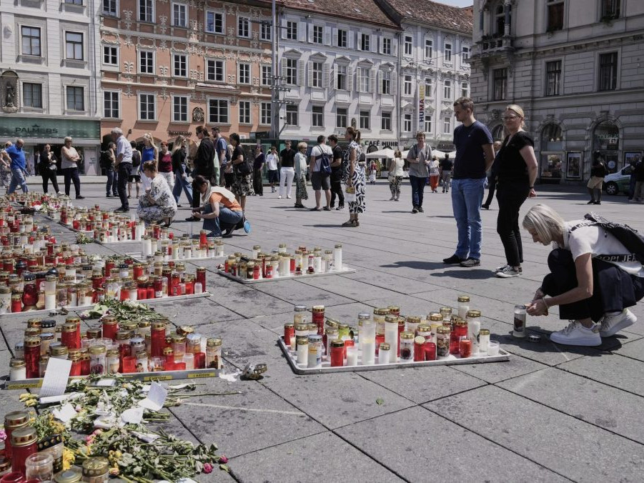 sviečky na námestí v Grazi