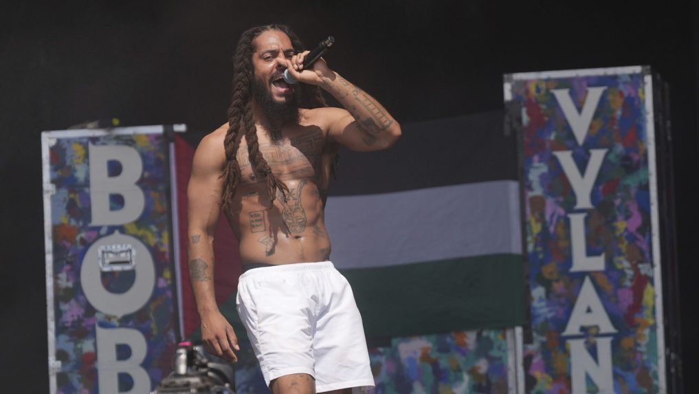 Raper na festivale Glastonbury burcoval dav proti Izraelu. Prípadom sa zaoberá polícia i dozorný úrad