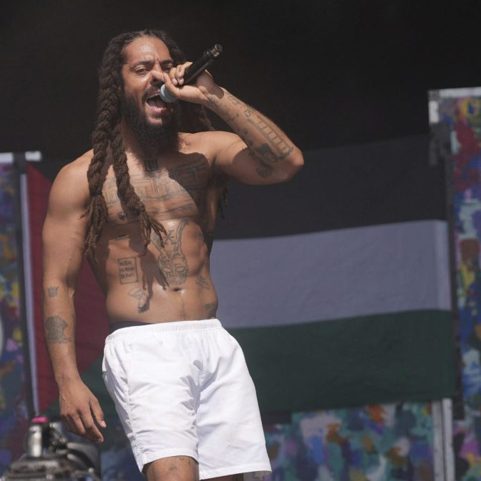 Raper na festivale Glastonbury burcoval dav proti Izraelu. Prípadom sa zaoberá polícia i dozorný úrad