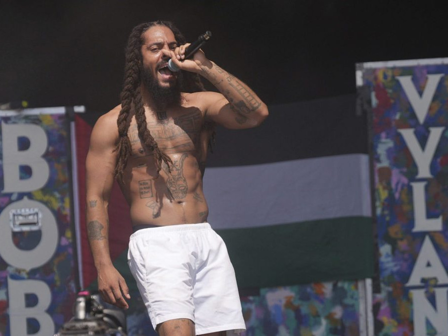 Raper na festivale Glastonbury burcoval dav proti Izraelu. Prípadom sa zaoberá polícia i dozorný úrad