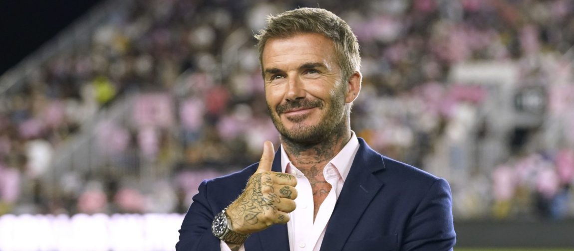 Kráľ Karol III. pasoval za rytierov viacero osobností vrátane bývalého futbalistu Davida Beckhama