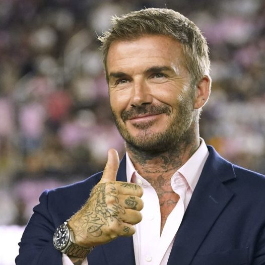 Kráľ Karol III. pasoval za rytierov viacero osobností vrátane bývalého futbalistu Davida Beckhama