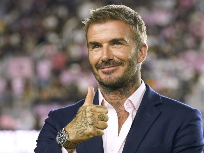 Kráľ Karol III. pasoval za rytierov viacero osobností vrátane bývalého futbalistu Davida Beckhama