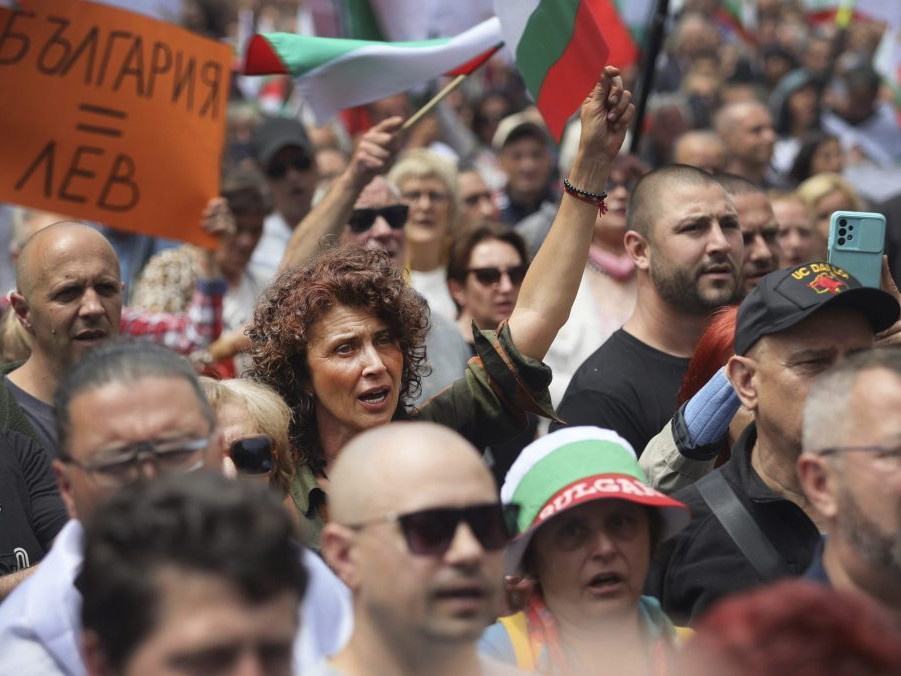 Demonštranti protestujú proti vstupu Bulharska do eurozóny v Sofii.