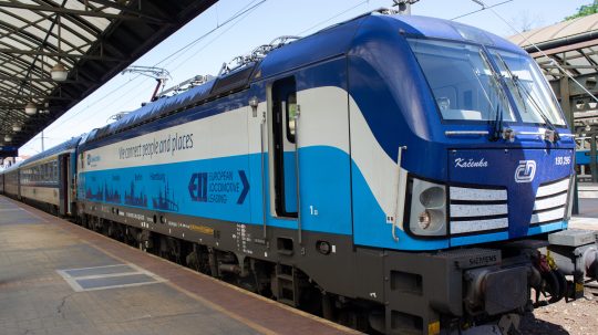 Na snímke lokomotíva spoločnosti European Locomotive Leasing, ktorú si prenájímajú České dráhy.