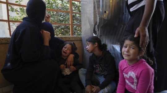 Na snímke trúchliaca rodina Palestínčanov.