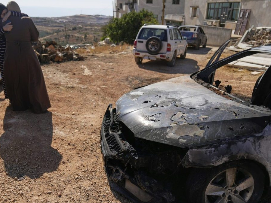 Ženy sa navzájom utešujú pri vozidle, ktoré cez noc podpálili izraelskí osadníci pri útoku, pri ktorom zahynuli traja Palestínčania a zhorelo niekoľko vozidiel a poškodených domov, ako uvádzajú obyvatelia dediny Kafr Malik na Západnom brehu.