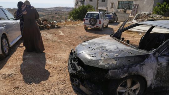 Ženy sa navzájom utešujú pri vozidle, ktoré cez noc podpálili izraelskí osadníci pri útoku, pri ktorom zahynuli traja Palestínčania a zhorelo niekoľko vozidiel a poškodených domov, ako uvádzajú obyvatelia dediny Kafr Malik na Západnom brehu.