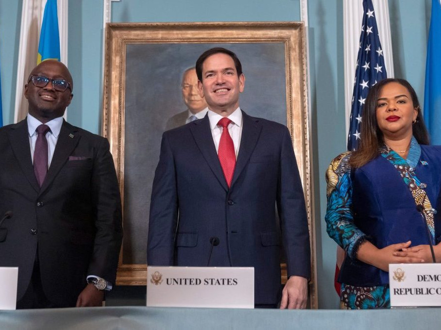 Ministri zahraničných vecí (zľava) Rwandy, USA a Konžskej demokratickej republiky.