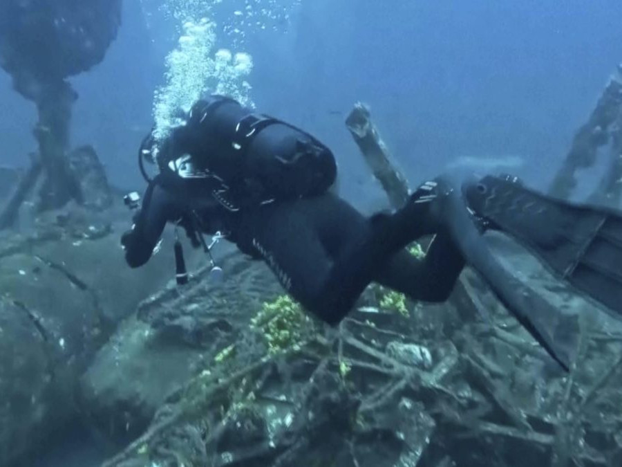 potápač pri vraku lode