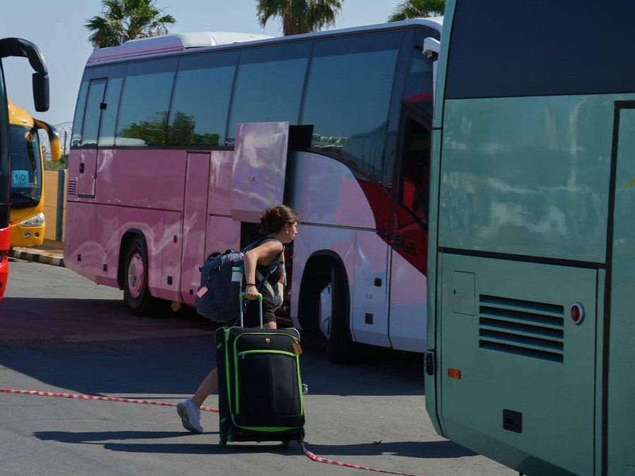 Na snímke evakuačné autobusy.