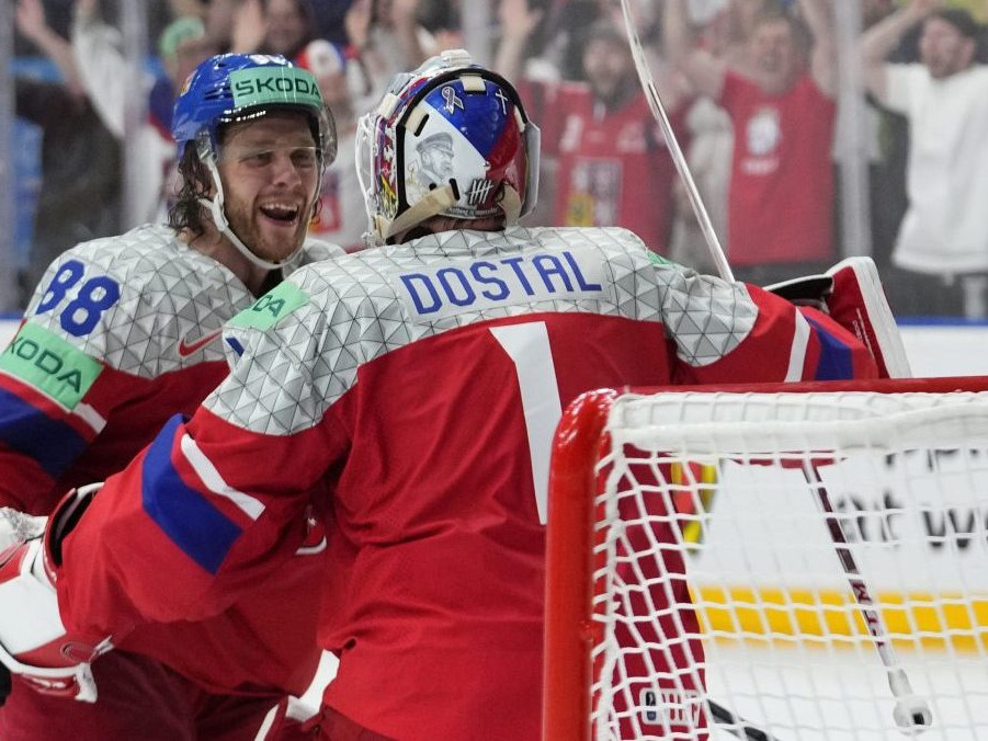 Česi stavili na zlatých hrdinov z domácich MS, prvých šiestich hokejistov na OH predstavili aj súperi Slovákov