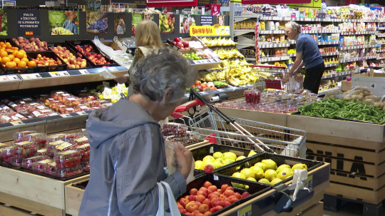 Ľudia nakupujú potraviny v supermarkete.