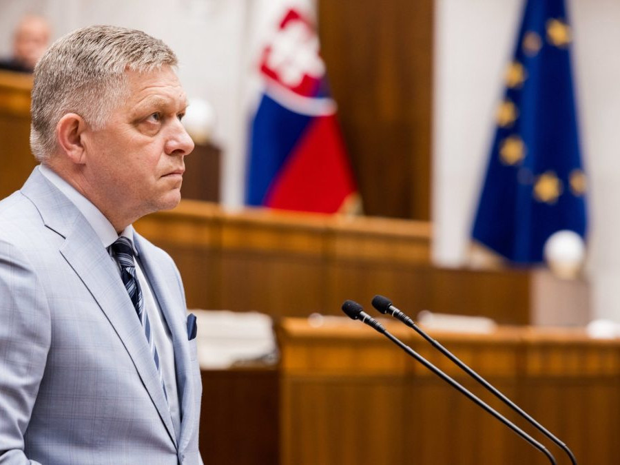 Premiér Robert Fico (Smer-SD).