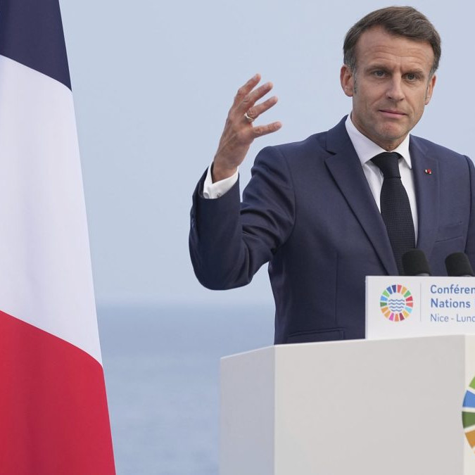 Macron chce, aby EÚ úplne zakázala deťom mladším ako 15 rokov prístup na sociálne siete