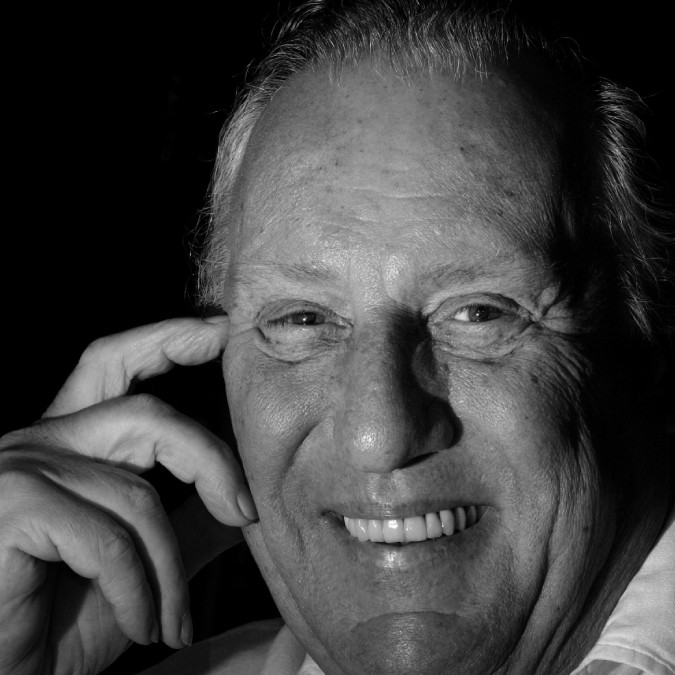 Zomrel autor politických bestsellerov Frederick Forsyth (†86). Preslávil sa thrillerom Šakal