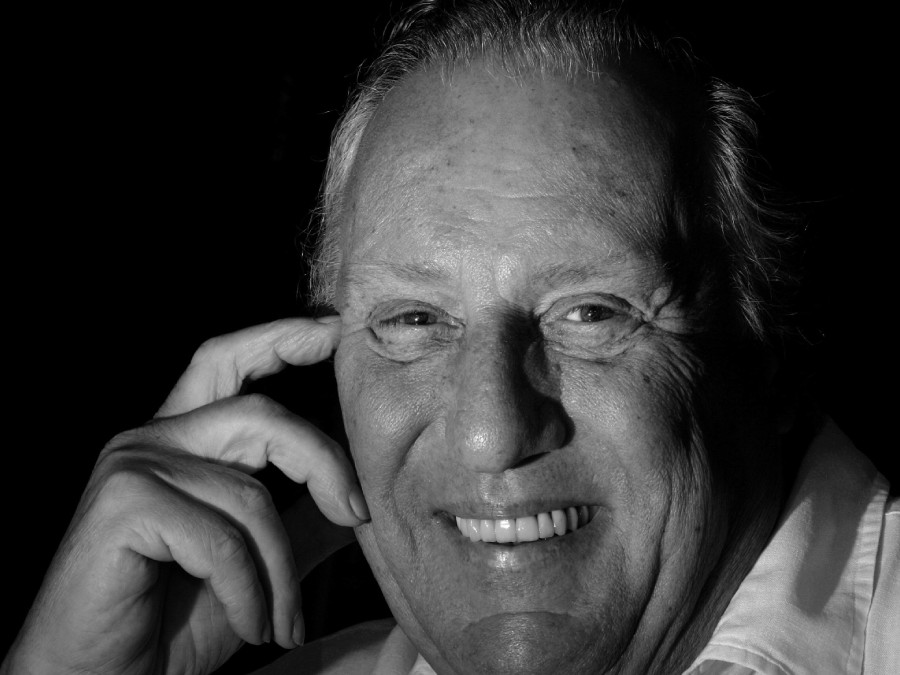 Zomrel autor politických bestsellerov Frederick Forsyth (†86). Preslávil sa thrillerom Šakal