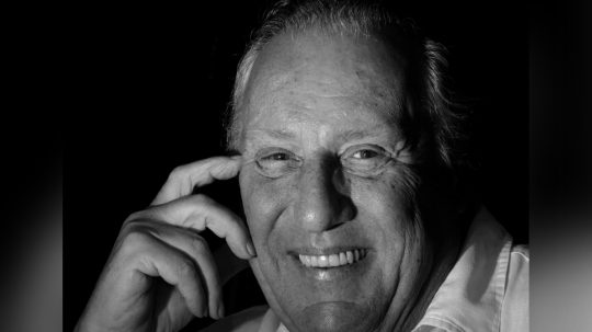 Britský spisovateľ Frederick Forsyth.