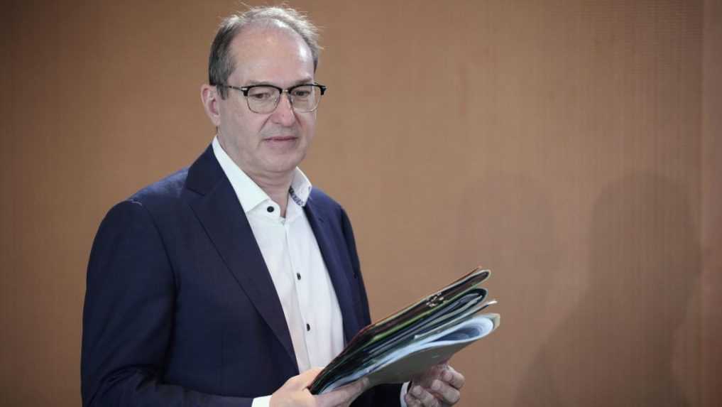 Nemecko bude na hraniciach aj naďalej odmietať žiadateľov o azyl, uviedol minister vnútra Dobrindt