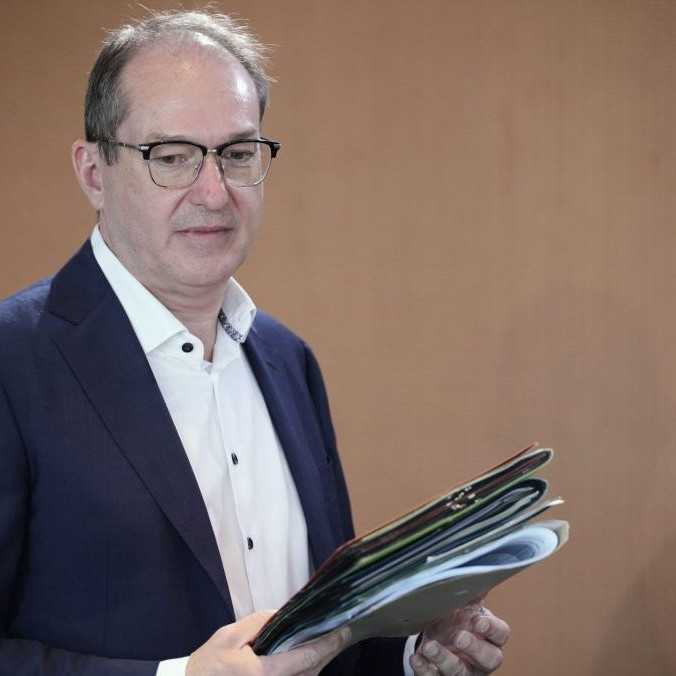 Nemecko bude na hraniciach aj naďalej odmietať žiadateľov o azyl, uviedol minister vnútra Dobrindt