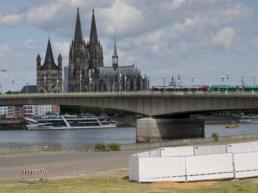 Jedna nevybuchnutých bômb z druhej svetovej vojny za oplotením v Kolíne nad Rýnom.