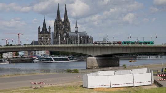 Jedna nevybuchnutých bômb z druhej svetovej vojny za oplotením v Kolíne nad Rýnom.
