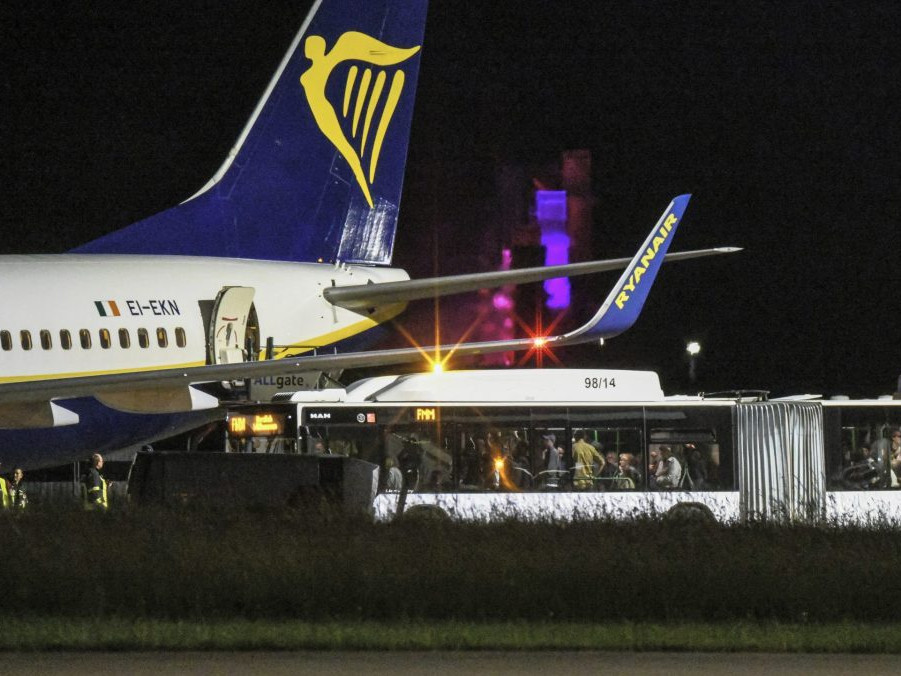 Autobus s cestujúcimi na odbavovacej ploche letiska Memmingen.