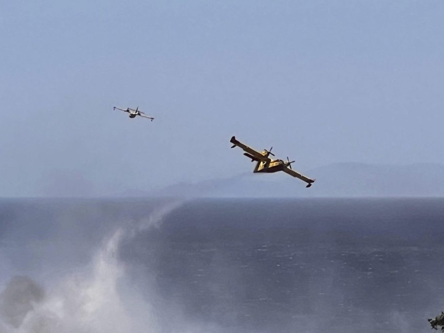 lietadlo zasahuje pri požiari