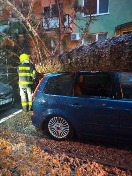 FOTO/VIDEO: Strhnuté strechy, dolámané stromy, zničené autá. Hasiči mali po pondelkových búrkach plné ruky práce