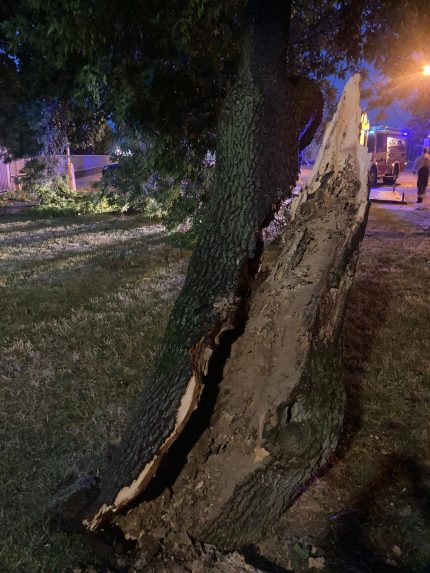 FOTO/VIDEO: Strhnuté strechy, dolámané stromy, zničené autá. Hasiči mali po pondelkových búrkach plné ruky práce