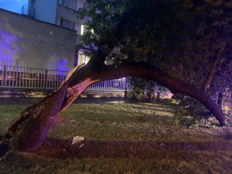 FOTO/VIDEO: Strhnuté strechy, dolámané stromy, zničené autá. Hasiči mali po pondelkových búrkach plné ruky práce