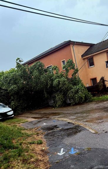 FOTO/VIDEO: Strhnuté strechy, dolámané stromy, zničené autá. Hasiči mali po pondelkových búrkach plné ruky práce