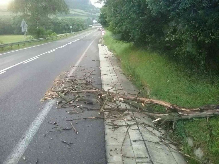 FOTO/VIDEO: Strhnuté strechy, dolámané stromy, zničené autá. Hasiči mali po pondelkových búrkach plné ruky práce