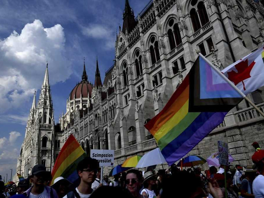 Na ilustračnej snímke pochod Pride v Budapešti.