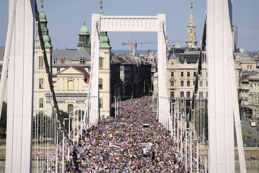 Na snÃƒÂ­mke tisÃƒÂ­cky Ã„Â¾udÃƒÂ­ poÃ„Âas pochodu Pride.